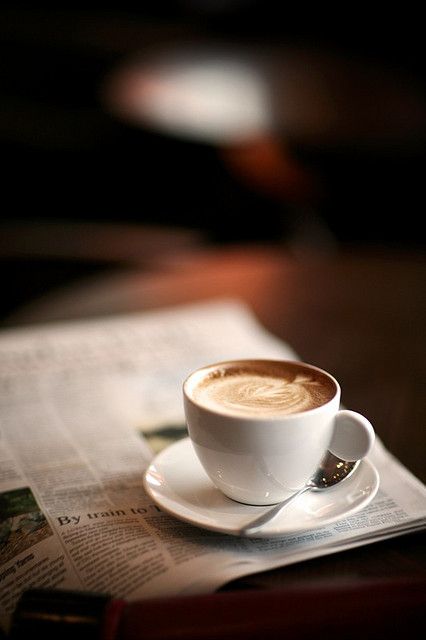 Taza de café sobre un periódico